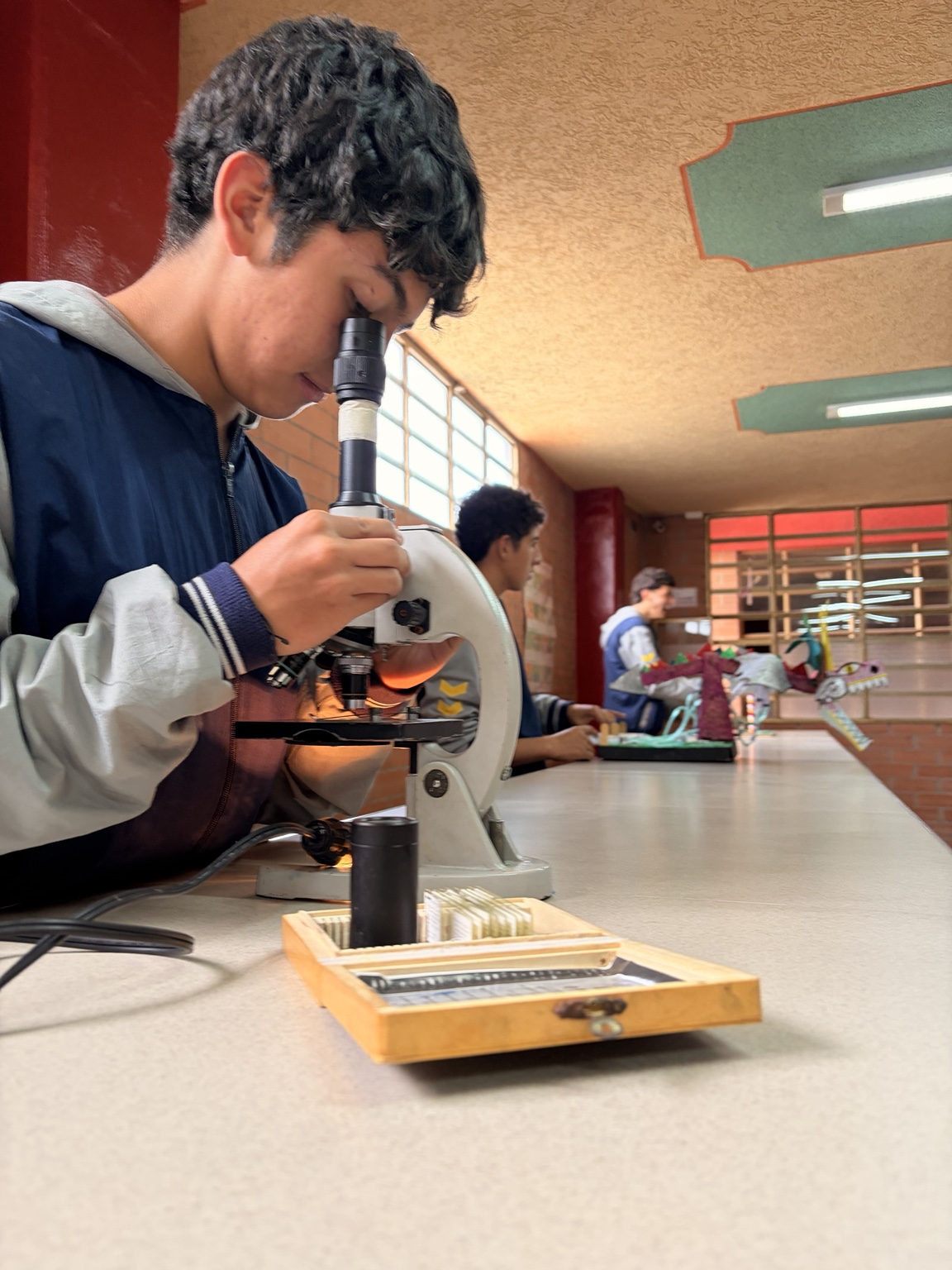 Estudiante del Instituto de Integración Escolar San Agustín realizando una práctica de laboratorio