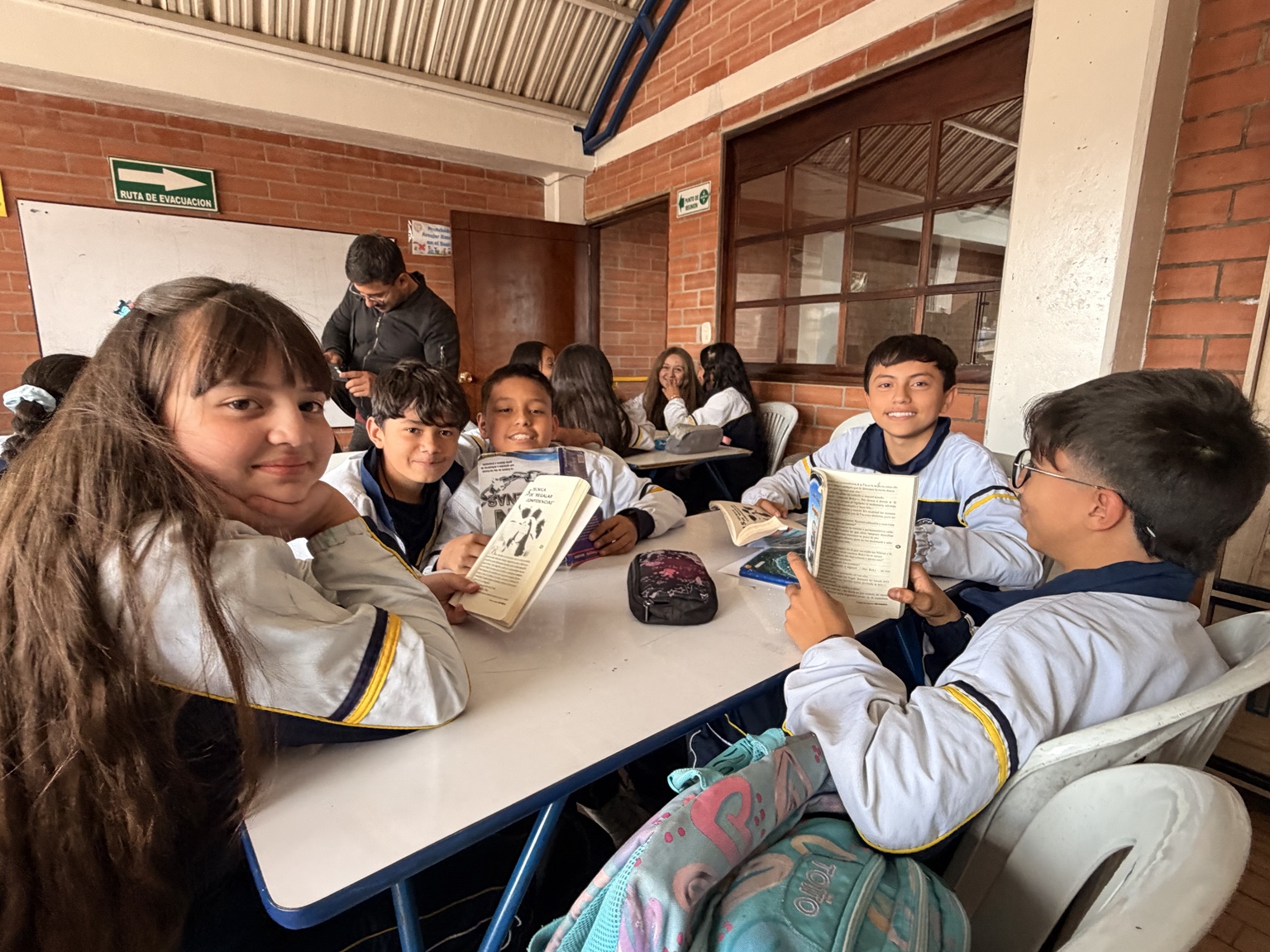 Estudiantes del Instituto de Integración Escolar San Agustín compartiendo una lectura