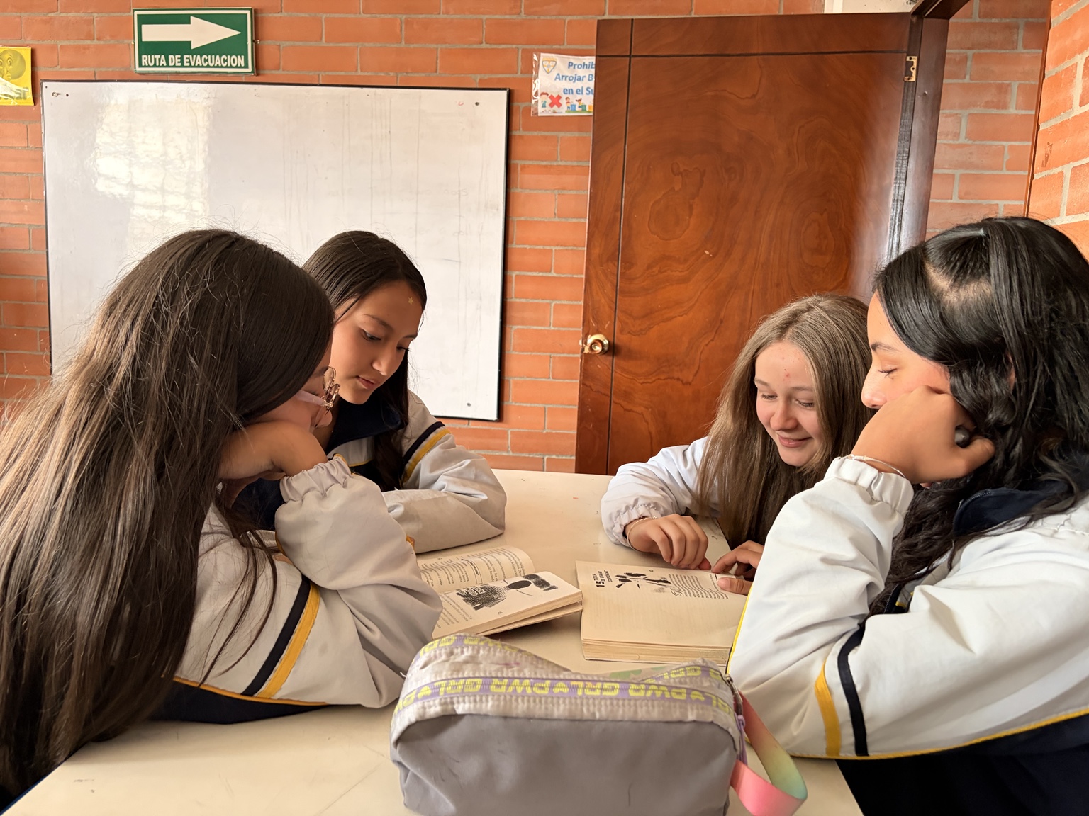 Estudiantes aprendiendo en comunidad