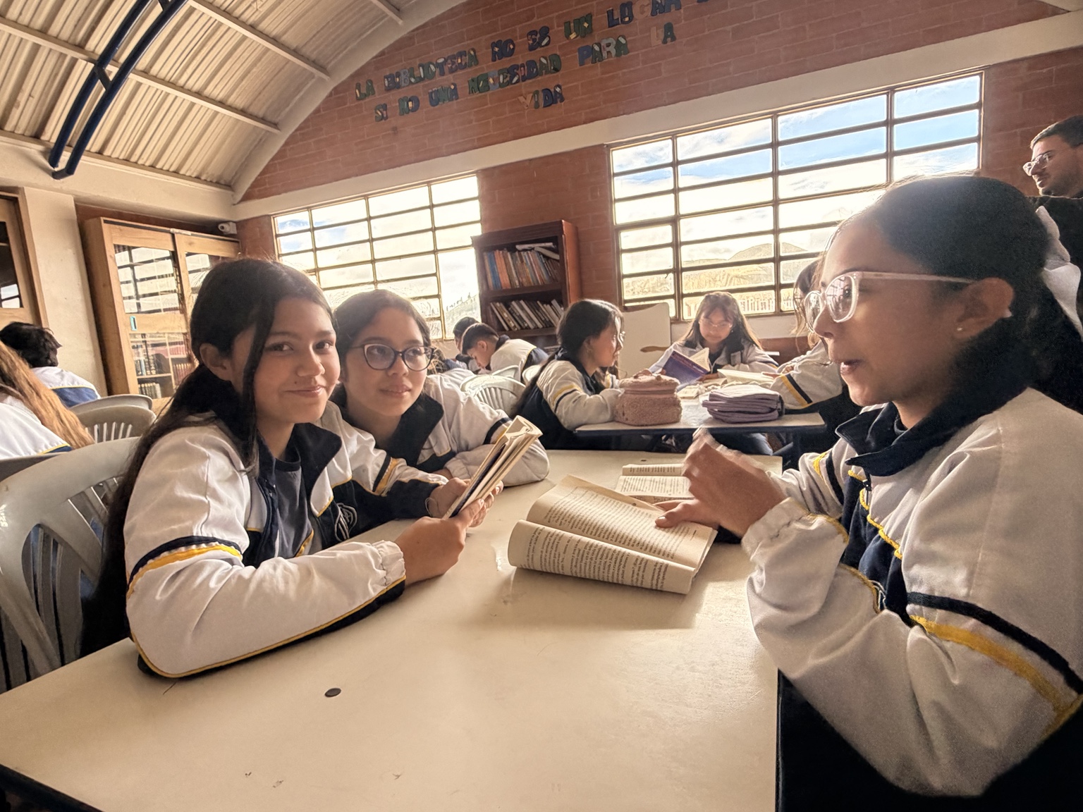 Estudiantes aprendiendo juntos en el aula
